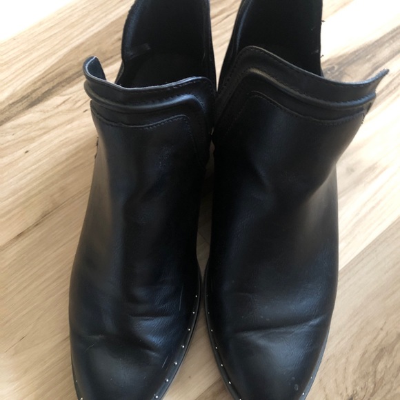 SONOMA BLACK BOOTIES Faux Leather Size 9 like new condition - Picture 2 of 6